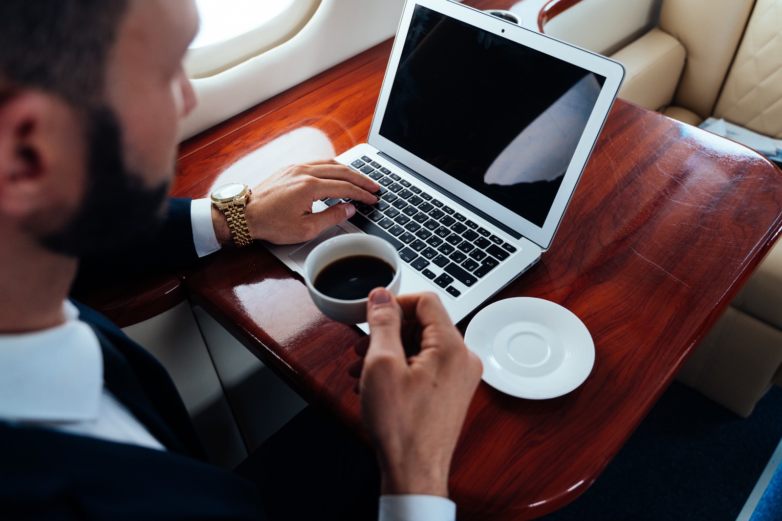 How Online Entrepreneurs Use LLCs, Offshore Entities & Tax Strategies to Protect Income in 2025